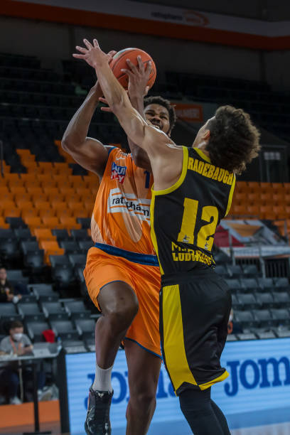 守形成鲜明 守形成鲜明