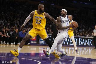 她通过参加 她通过参加